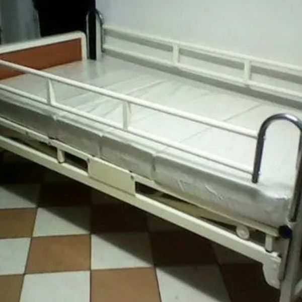 Cama clínica con colchón nacional